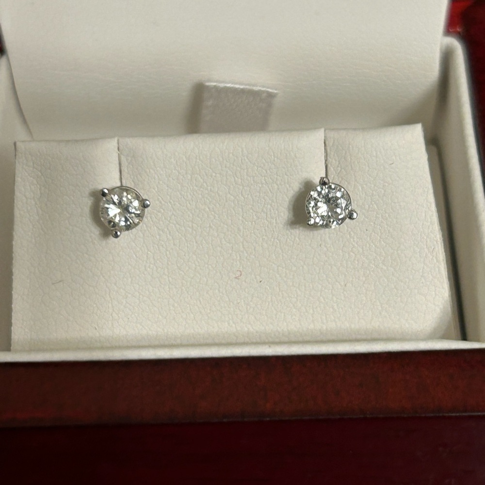 💎Real Natural Diamond Earrings in 14k. Earth-mined. Total Carat Weight .40! 💎 - Picture 4 of 7